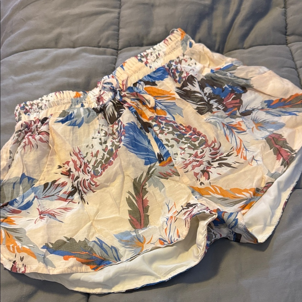 Women's Cream Floral Tie-Waist Bermuda Shorts